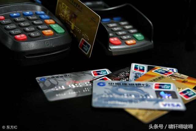 現(xiàn)在個(gè)人POS機(jī)辦理很簡(jiǎn)單，只要提供身份證，信用卡就能馬上辦理，然后自行下載APP軟件，注冊(cè)實(shí)名認(rèn)證后就能刷卡收款，非常方便。